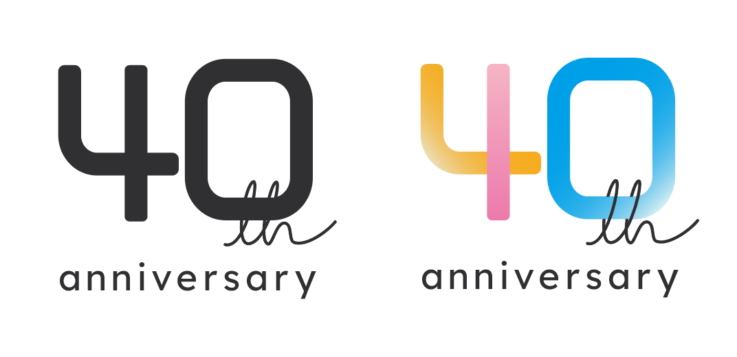 QTmedia創業40周年記念ロゴ。左にモノクロ版、右にカラー版