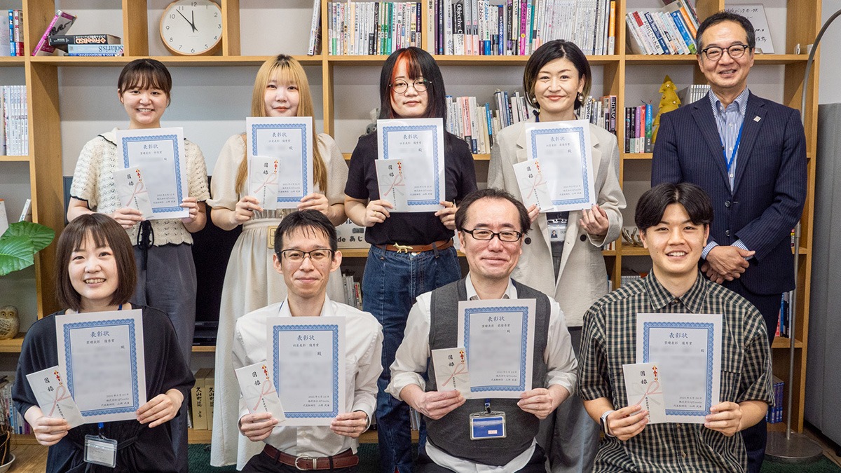 写真：受賞者8名と社長が2列に並んだ集合写真