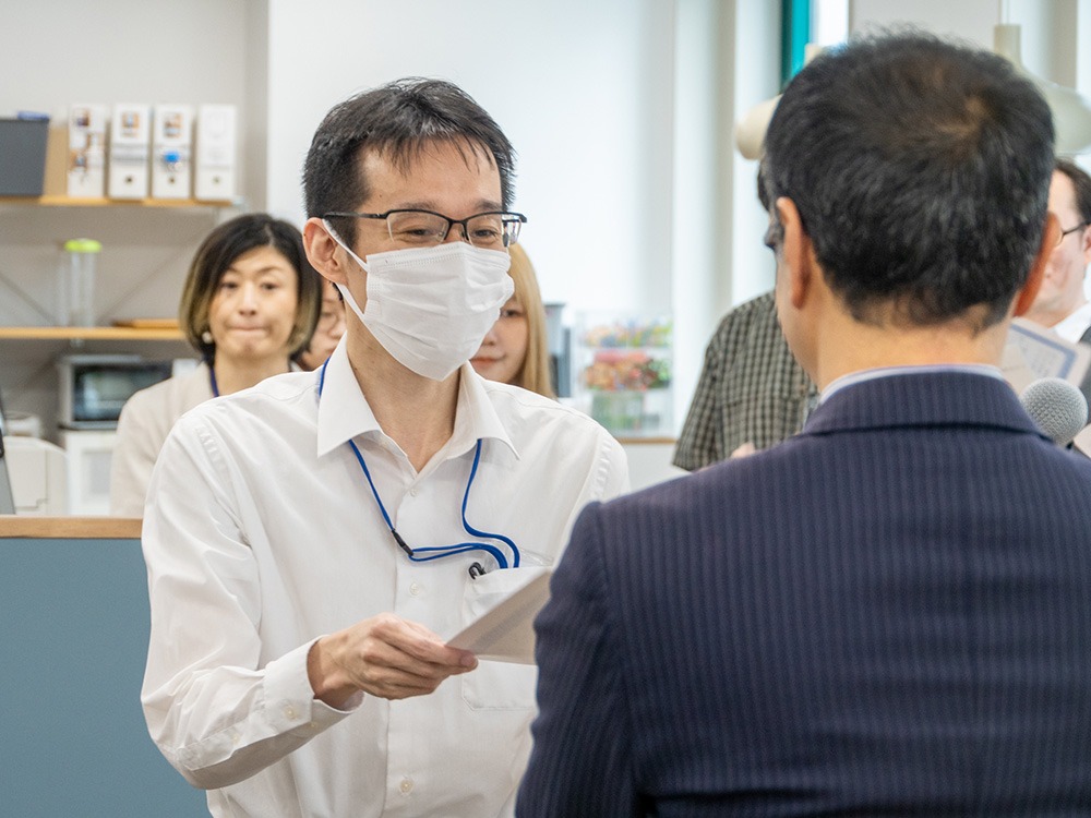 写真：受賞者が表彰状を受け取っている様子