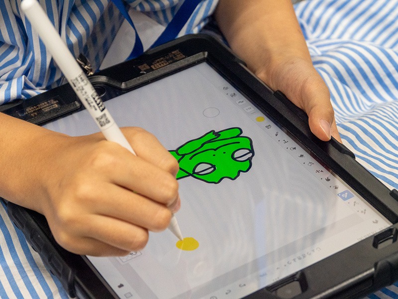 写真：タブレットで絵を描いている子どもの手元